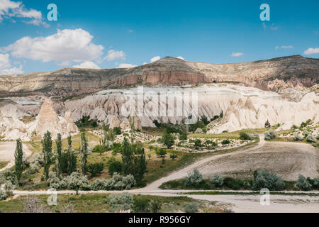 Schöne Aussicht auf die Hügel von Kappadokien. Eine der Sehenswürdigkeiten der Türkei. Tourismus, Reisen, Natur. Stockfoto