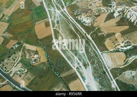Hohe Blickwinkel betrachten. Luftaufnahme der Straßen, Häuser, Berge und Felder von Kappadokien in der Türkei Stockfoto