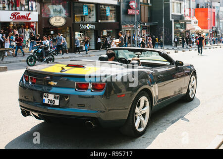 Rückansicht - Unbekannter Fahrer sitzt am Steuer des Schwarzen offenen Chevrolet auf den Straßen von Istanbul auf warmen Sommertag Stockfoto