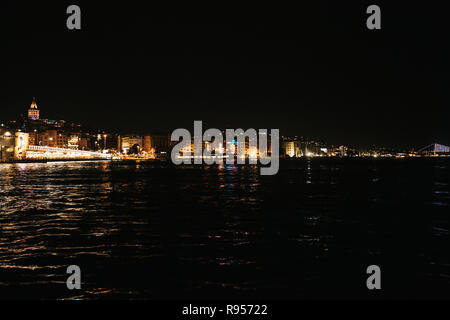 Schöne Nacht Blick auf den Bosporus und die Architektur von Istanbul in der Türkei. Stockfoto