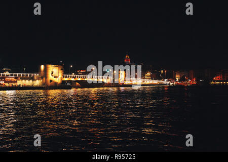 Schöne Nacht Blick auf den Bosporus und die Architektur von Istanbul in der Türkei. Stockfoto