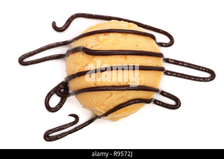 Gelbe Eis mit geschmolzener Schokolade Draufsicht auf weißem Hintergrund Stockfoto