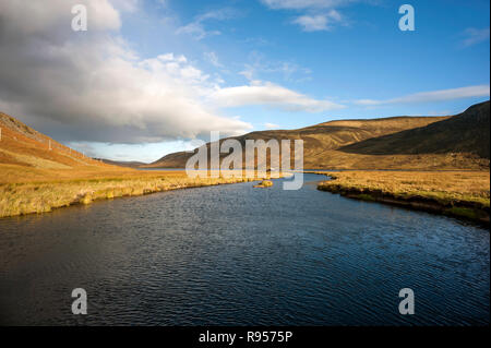 Das Wasser des Lee vor dem Betreten Loch Lee, Glen Esk, Angus, Schottland Großbritannien mit den Hügeln Loch Lee und einem strahlend blauen Himmel als Hintergrund. Stockfoto