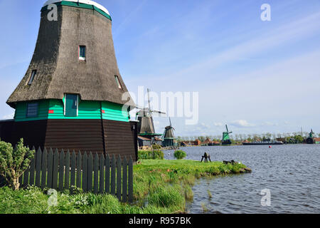 Zaanse Schans Freilichtmuseum von Windmühlen und grünen Holzhäuser in Zaandam, Amsterdam, Holland, Niederlande Stockfoto