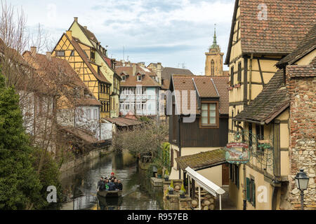 COLMAR, Frankreich - 2. APRIL 2018: Touristen genießen Sie einen wunderschönen Kreuzfahrt auf dem Wasser Kanal in Little Venice Viertel in Colmar, Frankreich Ostern 2018 Stockfoto