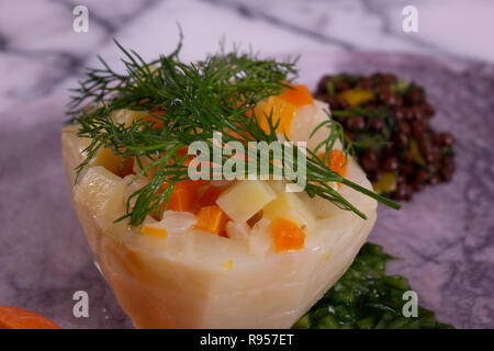 Artischocken Essen mit grünen Erbsen, Karotten, Kartoffeln und Dill Stockfoto