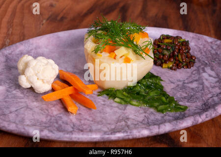 Artischocken Essen mit grünen Erbsen, Karotten, Kartoffeln und Dill in Marmor Platte Stockfoto