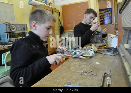 Kovrov, Russland. 8. September 2012. Schüler Kinderclub "Atlas" sammelt elektronisches Gerät Stockfoto