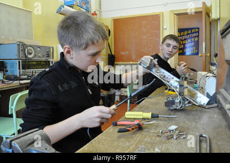 Kovrov, Russland. 8. September 2012. Schüler Kinderclub "Atlas" sammelt elektronisches Gerät Stockfoto