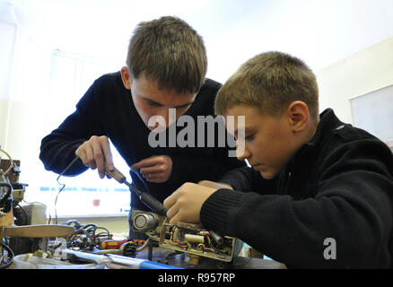 Kovrov, Russland. 8. September 2012. Schüler Kinderclub "Atlas" sammelt elektronisches Gerät Stockfoto