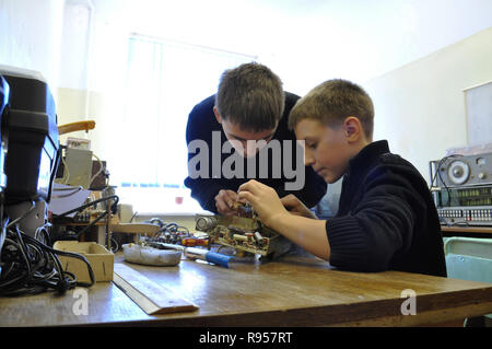 Kovrov, Russland. 8. September 2012. Schüler Kinderclub "Atlas" sammelt elektronisches Gerät Stockfoto