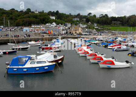 Boote im Hafen, Lyme Regis, Dorset, England Stockfoto