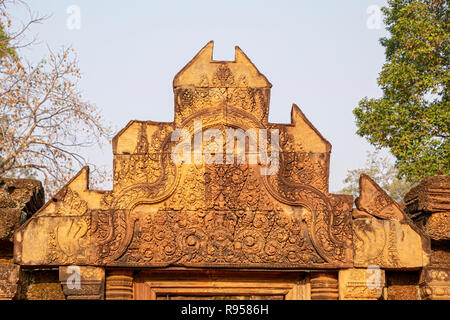 Kambodscha, Banteay Seay - März 2016 - Dekorative Stürze in rekonstruierten Ruinen von kunstvoll geschnitzten 10. Jahrhundert, roter Sand, Stein, Tempel, t Stockfoto