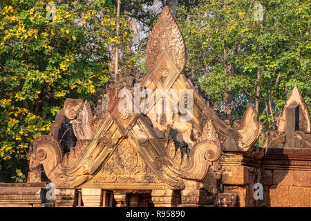 Kambodscha, Banteay Seay - März 2016 - Dekorative Stürze in rekonstruierten Ruinen von kunstvoll geschnitzten 10. Jahrhundert, roter Sand, Stein, Tempel, t Stockfoto