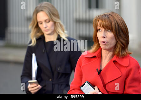 Kay Burley (Sky News Presenter) mit Kate McCann (Reporter) Berichterstattung live von Downing Street, Dezember 2018 Stockfoto