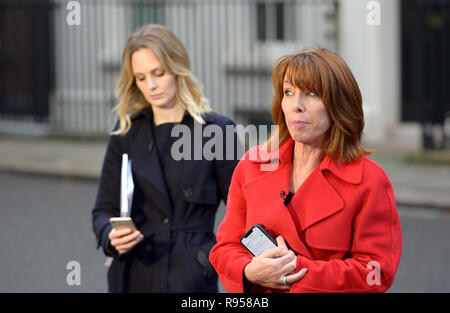 Kay Burley (Sky News Presenter) mit Kate McCann (Reporter) Berichterstattung live von Downing Street, Dezember 2018 Stockfoto