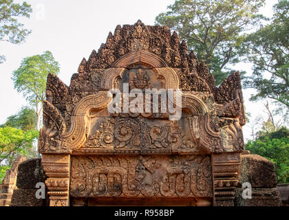 Kambodscha, Banteay Seay - März 2016 - Dekorative Stürze in rekonstruierten Ruinen von kunstvoll geschnitzten 10. Jahrhundert, roter Sand, Stein, Tempel, t Stockfoto