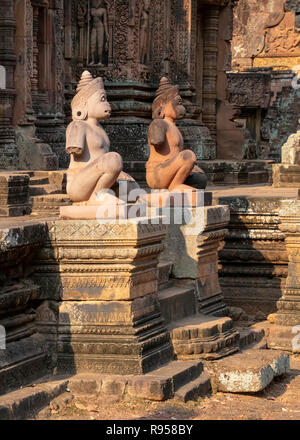 Kambodscha, Banteay Seay - März 2016 - Rekonstruierten Ruinen von kunstvoll geschnitzten 10. Jahrhundert, roter Sand, Stein, Tempel, der dem hinduistischen Gott Shiva geweiht, Ba Stockfoto