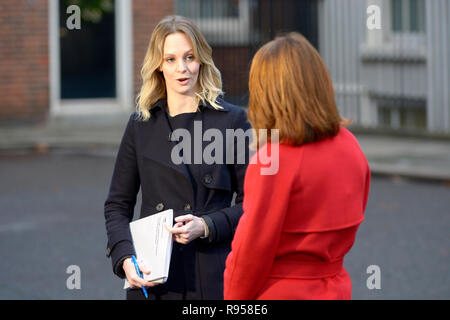 Kate McCann (Sky News Reporter) mit Kay Burley (nachrichtensprecherin) Berichterstattung live von Downing Street, Dezember 2018 Stockfoto