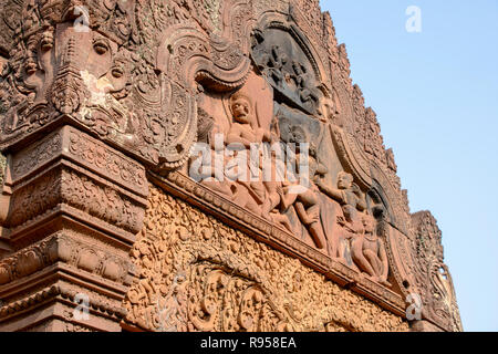 Kambodscha, Banteay Seay - März 2016 - Dekorative Stürze in rekonstruierten Ruinen von kunstvoll geschnitzten 10. Jahrhundert, roter Sand, Stein, Tempel, t Stockfoto