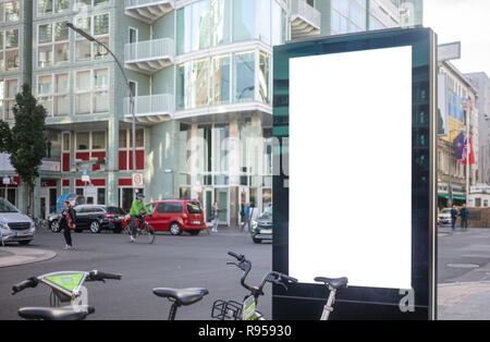 Leere Plakatwand für öffentliche Werbung am Straßenrand. Platz für Text auf den banner Lightbox. Menschen und Stadt Hintergrund. Stockfoto