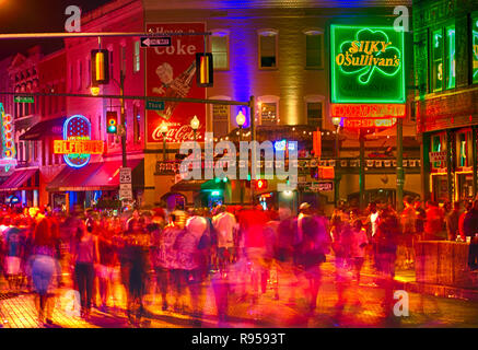 Neon leuchten auf der Beale Street, Sept. 5, 2015, in Memphis, Tennessee. Die Straße verfügt über 1,8 Meilen von Restaurants, Diskotheken, und Blues Bars. Stockfoto