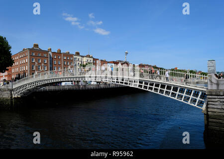 Die Ha'Penny Bridge, offiziell die Liffey Brücke, ist eine Fußgängerbrücke im Mai 1816 auf den Fluss Liffey in Dublin, Irland. Stockfoto