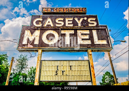 Ein rostiges Schild wirbt Casey's Motel auf dem Elvis Presley Boulevard, Sept. 3, 2015, in Memphis, Tennessee. Stockfoto