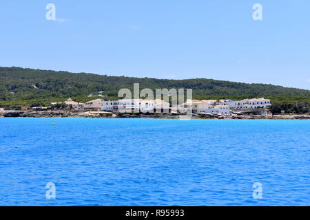Anzeigen von Es Caló Fischerdorf aus dem Meer, Formentera, Balearen, Spanien Stockfoto
