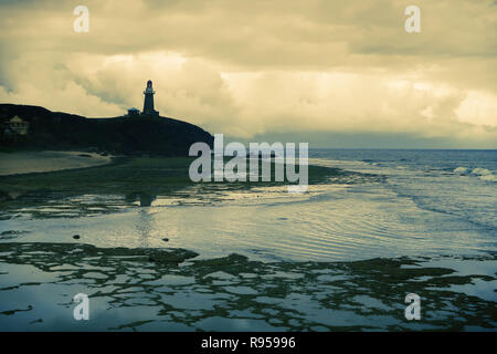 Der Leuchtturm von Sabtang, der über dem Ufer des Hafens von San Vicente liegt, mit Blick auf den Balintang-Kanal auf der Insel Sabtang, der südlichsten Insel der Insel Batanes, der nördlichsten Inselprovinz der Philippinen im Cagayan Valley Stockfoto