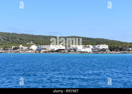 Anzeigen von Es Caló Fischerdorf aus dem Meer, Formentera, Balearen, Spanien Stockfoto