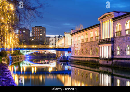 Metzgerei Bridge im Hintergrund und Markthalle auf der rechten, für Weihnachten und Silvester Feier, Ljubljana, Slowenien beleuchtet Stockfoto