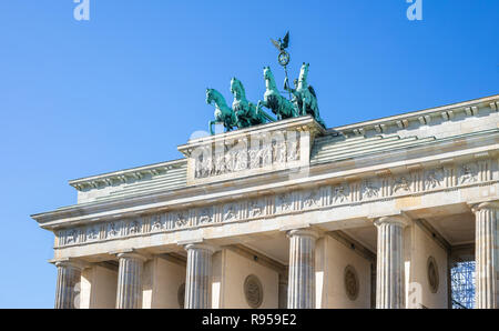 Brandenburger Tor in Berlin. Bekannte Reiseziele in Deutschland. Strahlend blauer Himmel Hintergrund. Stockfoto