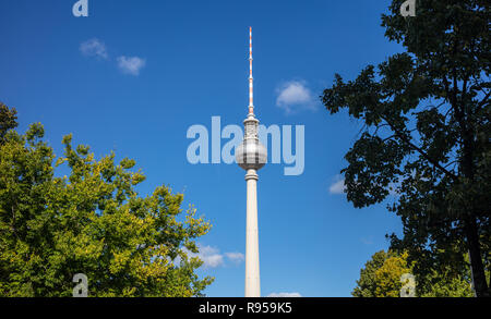 Fernsehturm, Fernsehturm, unter den Berliner und blauer Himmel. Berühmte Ziel für Urlaub. Stockfoto