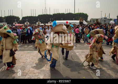 Eine traditionelle mexikanische Tanz an der Basilika Unserer Lieben Frau von Guadalupe in Mexiko City, Mexiko Stockfoto