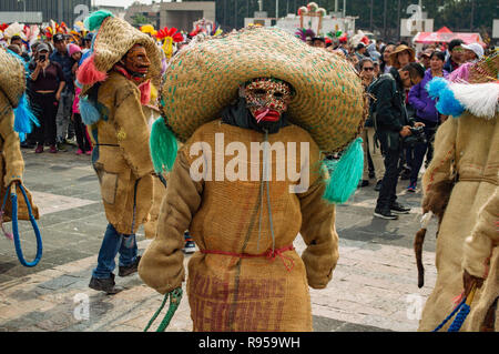 Eine traditionelle mexikanische Tanz an der Basilika Unserer Lieben Frau von Guadalupe in Mexiko City, Mexiko Stockfoto