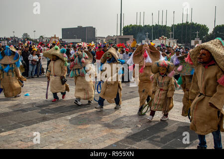 Eine traditionelle mexikanische Tanz an der Basilika Unserer Lieben Frau von Guadalupe in Mexiko City, Mexiko Stockfoto