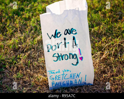 Einen Papiersack mit einem elektronischen votive Kerze sitzt im Gras, 12.08.25, 2018, at Roberts Punkt in Port Aransas, Texas. Stockfoto