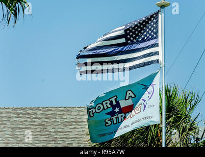 Ein "Thin Blue Line" Flagge auf einem "Port A Strong"-Flag, 12.08.24, 2018 in Port Aransas, Texas. Stockfoto