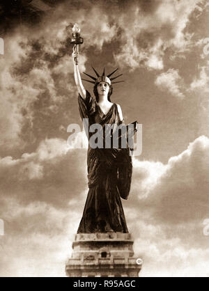 Retten von Hun - Buy Liberty Bonds.  Aus einem Foto posierte für von Miss Francis Fairchild, eine Debütantin 1918 von New York, für das vierte Liberty Darlehen.  August 1918. Stockfoto