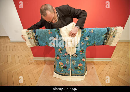 14.06.2012, Schleswig, Schleswig-Holstein, Deutschland - Schloss Gottorf, Kleidung aus China für eine Ausstellung. Ein 15-4 chinesisches Gewand Stockfoto