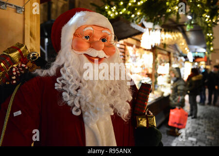 Eine lebensgroße Puppe von Santa Claus zum Verkauf auf dem Weihnachtsmarkt in Leipzig, Sachsen, Deutschland. Stockfoto