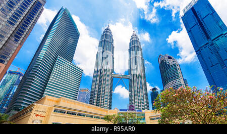 KUALA LUMPUR, Malaysia - 16. FEBRUAR 2018: Blick auf die Petronas Twin Towers vor blauem Himmel Stockfoto