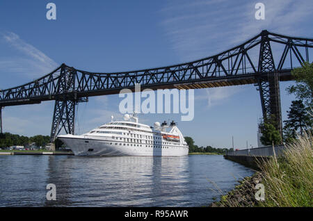 24.07.2012, Deutschland, Schleswig-Holstein, Rendsburg - Traumschiff - seabourne Stolz-der Seabourn Cruise Line im Nord-Ostsee-Kanal unter der Eisenbahnho Stockfoto