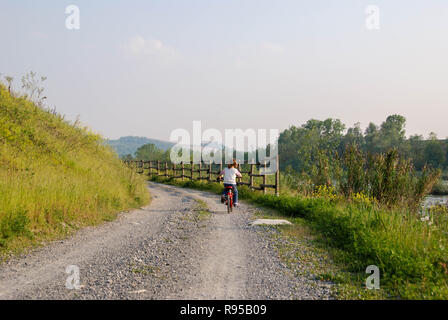 Radfahren entlang des Tanaro Park in Alba, Piemont - Italien Stockfoto