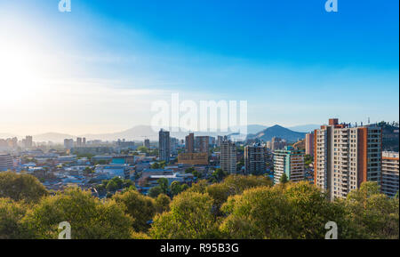 Blick auf die Stadt von der Hügel von San Cristobal, Santiago, Chile. Ansicht von oben. Kopieren Sie Platz für Text Stockfoto