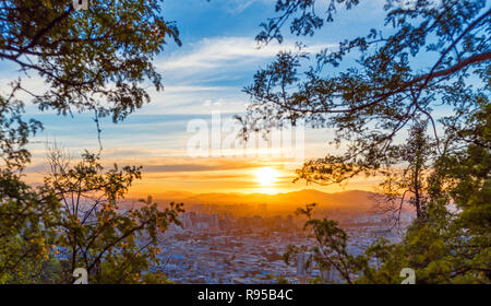 Blick auf die Stadt von der Hügel von San Cristobal, Santiago, Chile. Ansicht von oben. Mit selektiven Fokus Stockfoto
