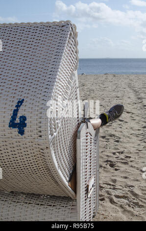 17.09.2012, Wyk Auf Foehr, Schleswig-Holstein, Deutschland - Entspannung im Strandkorb auf der Insel Foehr. 0 RX 120917 D217 CAROEX.JPG [MODEL RELEASE: NEIN, PR Stockfoto