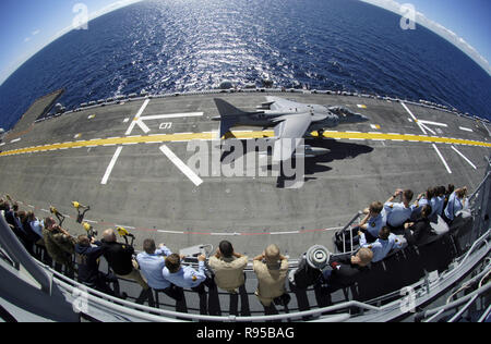 Kadetten Watch von 'Geier row' als AV-8B Harrier Licht-attack Jet zum "blacksheep" der Marine Attack Squadron zwei Eins Vier (VMA-214 zugewiesen) startet vom Flight Deck des Amphibious Assault ship USS BONHOMME RICHARD (LHD6). die US-amerikanischen Marine Foto von John F. Williams Stockfoto