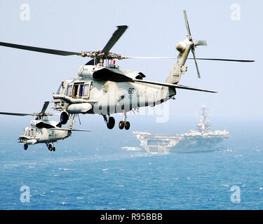 Bereiten Sie zwei HH - 60H Seahawk Hubschrauber zugewiesen "Staubigen Hunde" der Hubschrauber Anti-Submarine Squadron sieben (HS-7), landen auf dem Flugdeck der Flugzeugträger der Nimitz-Klasse USS Harry S. Truman (CVN-75). Foto: U.S. Navy des Fotografen Mate Airman Ryan O'Connor Stockfoto